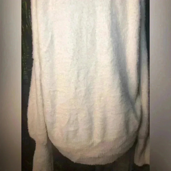 White long sleeve cold shoulder sweater size large - Picture 16 of 16